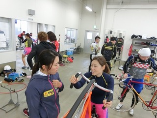 レースを振り返る白井選手(左)と飯塚選手(右)