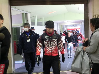 �W�q�̎��]�Ԏ�肩��߂��ė��鑺��`�O�I��