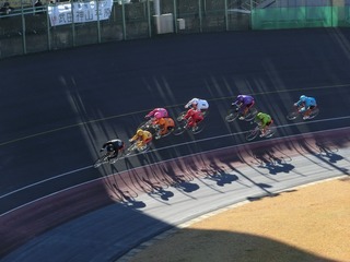 4R最終3コーナーの攻防