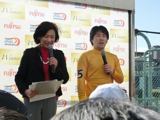 1着選手インタビューに答える椎木尾選手