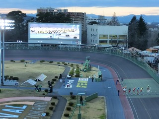 GP9選手が入場 ファンの声援がバンクを包みます