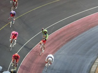 ファンの祝福に応える浅井選手