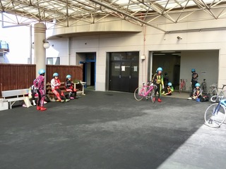 指定練習開始を待つガールズ選手