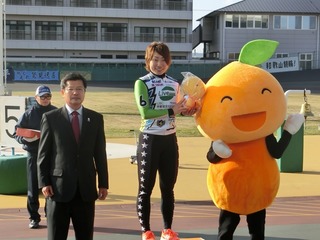 中松所長・わかちゃんと記念撮影する荒牧選手