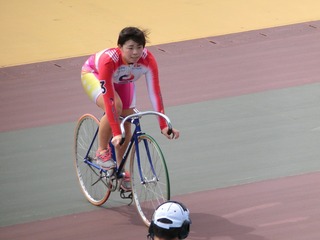 地元選手1着のファンサービスに登場する山本知佳選手