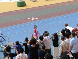 初勝利を大勢のファンが祝福です