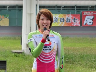 優勝インタビューでファンにあいさつする尾崎選手