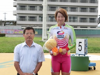 県公営競技事務所・中松定寛所長(左)と記念撮影する尾崎選手