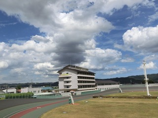 台風接近で上空には黒い雲も
