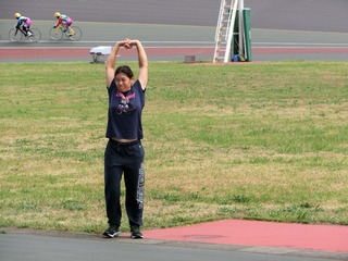 自転車に乗らず、退避路をウォーキングの中村選手