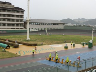 初日のオレンジバンクは小雨模様