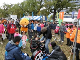 大勢のギャラリーの前で、頑張れ!