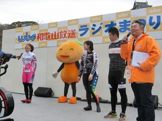余裕の勝利で、みんな大笑い!