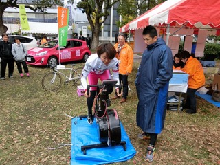 中嶋選手は感触を確かめながらのペダリング
