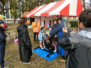 紀州よさこい姿の女の子もワットバイクに挑戦