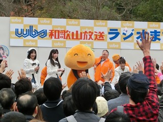 楽しい餅まきに「わかちゃん」も山本も頑張りました