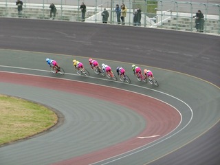 初日7R 最終1コーナー過ぎの攻防