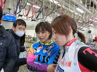 翌日のメンバー表を見る荒川選手(左)と齋藤選手