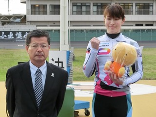 記念撮影する石井選手(右)と中松所長