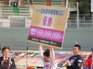 �܋��{�[�h���f���鑺��`�O�I��