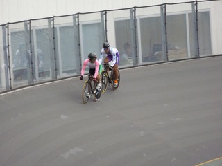 少年男子スプリント3位決定戦3本目 インスタートの田中が中島の前に出て様子を窺う