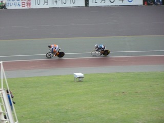 少年男子スプリント決勝2本目 布居が先行。2車身遅れで梶原が続く
