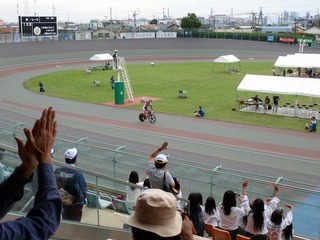 優勝した布居を同級生が手を振って祝福