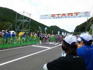 日裏勝己・印南町長の号砲で男子がスタート