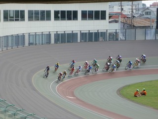 少年男子ポイントレース 序盤周回の集団走行