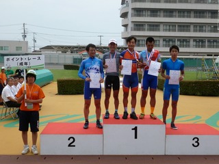成年男子ポイントレース表彰式 窪木が個人ロードと合わせて2冠