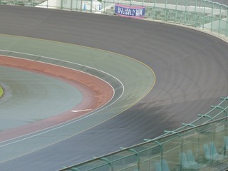 最終日は一部濡れ走路でスタート