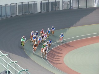 女子ポイントレース 序盤周回の集団走行