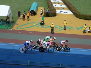 第3スプリント(15周目) 先行に立ち5点を挙げる吉川(右・腰ゼッケン9番)