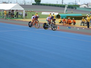 男子チームスプリント決勝 2走の橋本がグングン加速