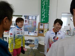 1着の山原選手(右)と、2着の小林選手(左)