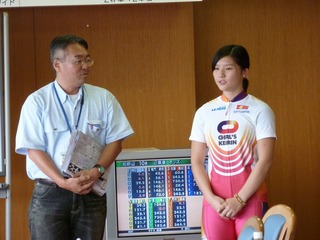 サプライズゲストは、山本レナ選手(右)