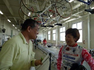 岡本新吾さんの取材を受ける猪子真美選手