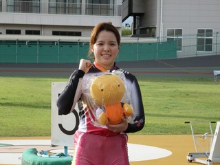 「わかちゃん」を手にニッコリ微笑む梶田選手