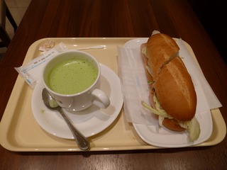 朝食は成田空港のドトールで