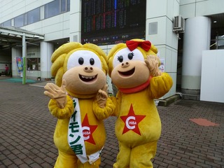 千葉競輪場のマスコットキャラクター「ライモン君」(左)と、恋人の「ライちゃん」(右)