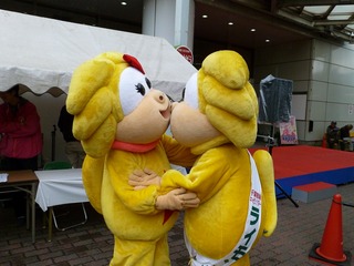 ダメでしょ、公衆の面前でキスなんて!