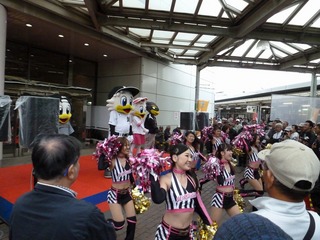 千葉ロッテのキャラクターと、公式チア「Mスプラッシュ」のショー