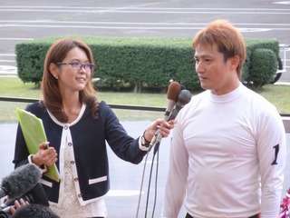 優勝インタビューに答える成清選手