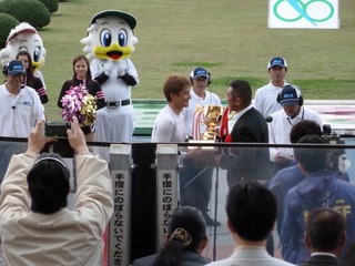 滝澤正光さんからカップを受ける成清選手
