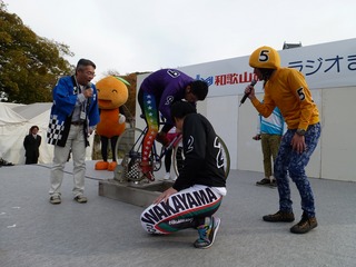 プロ選手の意地を見せんと、急きょ石塚選手も挑戦!