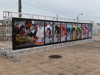 正門脇に飾り付けられた横幕