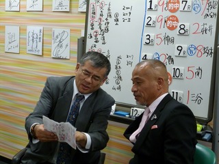 岡本新吾さん(左)が、井上薫さん(右)に熱い解説を