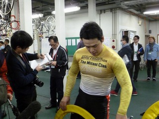 悔しさを押し殺しながら後片付けする三谷選手