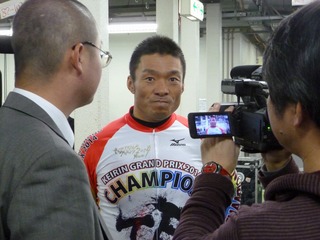 レース後、メディアの取材に応じる武田選手