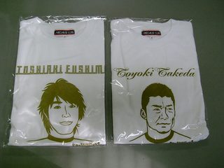 (左)伏見、(右)武田 似顔絵入りTシャツ
